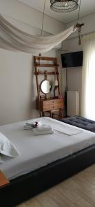 阿特米达Villa Tsios的一间卧室配有一张大床和一把椅子