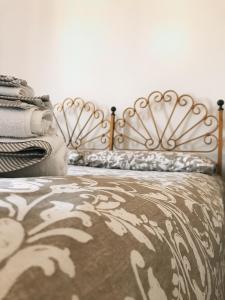 卡普拉尼卡Casa Zi' Peppe的床上铺有棕色和白色的毯子