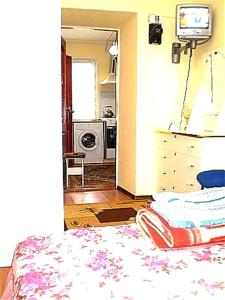 尼古拉耶夫2 ком кв Соборная-Макарова-МАКДОНАЛЬДС 3 кровати Wi-Fi 1этаж отдельный вход的一间卧室配有带梳妆台的床和电视。