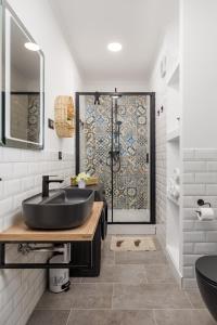 里耶卡Apartment Vintasio的一间带黑色水槽和淋浴的浴室
