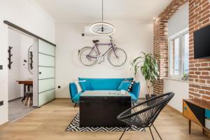 里耶卡Apartment Vintasio的客厅配有蓝色的沙发和墙上的自行车