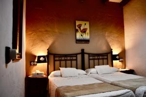 阿尔科斯-德拉弗龙特拉银色手表乡村民宿的一间卧室,配有两张床
