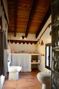 阿尔科斯-德拉弗龙特拉银色手表乡村民宿的浴室设有2个卫生间和水槽