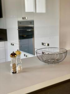 圣保罗-德旺斯Le Bellevue的一个带碗和两个玻璃容器的厨房台