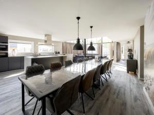 圣安娜兰Maison Jolie的用餐室以及带长桌子和椅子的厨房