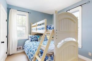 林肯市Looney Dunes的一间卧室设有两张双层床,拥有蓝色的墙壁。