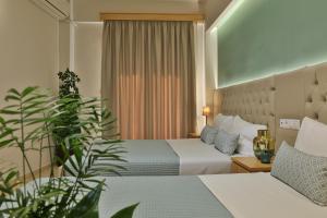 乐托卡亚Irida Apartments的一间酒店客房,配有两张床和植物