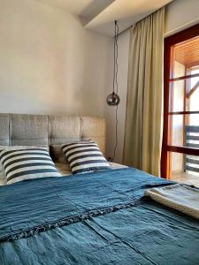 科马尔诺Apartmán Zara的一间卧室配有一张大床和两个枕头
