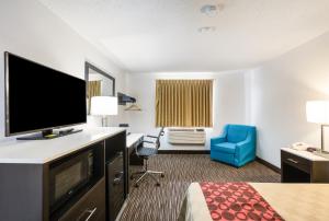 CharlotteAmericas Best Value Inn Charlotte的配有一张床和一台平面电视的酒店客房