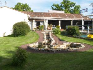 帕尔特奈德利拉斯里莱丝酒店的一座花园,在一座建筑前设有一个池塘