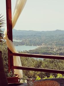 SpartýlasLorantina House_ Holidays in Corfu的从窗口欣赏水体的景色