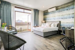 莱斯特Villare Leicester City Centre hotel的一间卧室设有一张床和一个大窗户