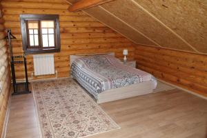 普斯科夫Guest House Lyubyatovo的小木屋内一间卧室,配有一张床