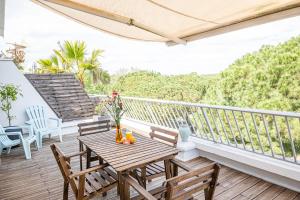 LE FARNIENTE - BELLE TERRASSE Wifi Parking à 5 Min des PLAGES - TOP PROS SERVICESConciergerie La Grande Motte的阳台或露台