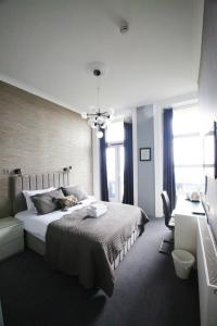 海斯廷斯任思登酒店的卧室配有床、椅子和窗户。