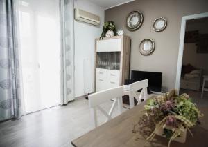 RoquetasCasa Vera的客厅配有桌椅和电视。