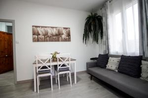 RoquetasCasa Vera的客厅配有沙发和桌子