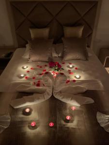 乌尔齐尼Apartments Gusar的一张床上有一堆鲜花和灯