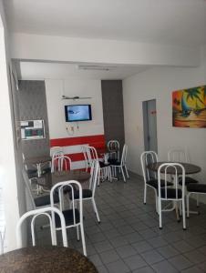 福塔莱萨Pousada Atlantico Centro - Fortaleza的一间带桌椅和电视的用餐室