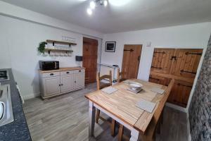 瑟索North Coast Property - North Coast Cottage的一间厨房,内设一张木桌