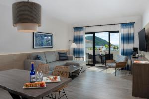 马萨特兰Pueblo Bonito Mazatlan Beach Resort - All Inclusive的客厅配有沙发和桌子
