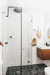 悉尼维如中心酒店的一间带玻璃淋浴和水槽的浴室