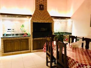 皮里韦维La Esperanza的厨房配有桌子和砖砌壁炉