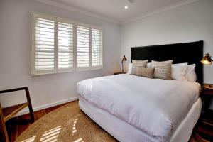 塔姆沃思古努古努站酒店的卧室设有一张白色大床和一扇窗户。