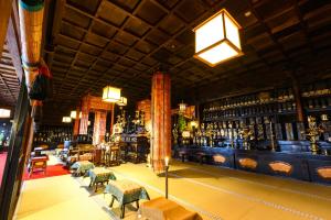 高野山清浄心院的大房间,设有装满大量瓶子的酒吧