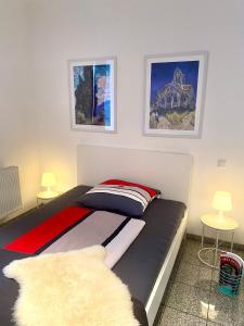亚琛Chez Coco Apartment 1 Aachen的一间卧室配有一张带两盏灯的床。