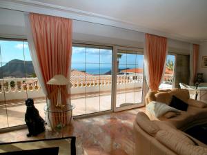 夏约法Villa Vistabella的带沙发的客厅,享有海景