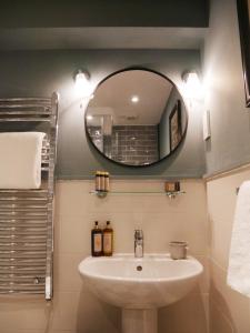威特尼羊毛酒店的一间带水槽和镜子的浴室
