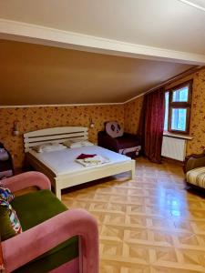 克洛佩夫尼茨基Мини-отель的卧室配有白色的床和沙发