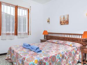 莱斯卡拉Holiday Home La Llevantina by Interhome的一间卧室配有一张带蓝色毛巾的床