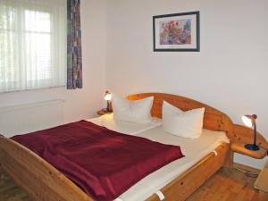 奥斯特西巴德钦诺维茨Apartment Bellevue-1 by Interhome的一间卧室配有一张带红色毯子的木床