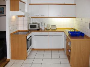奥斯特西巴德钦诺维茨Apartment Bellevue-1 by Interhome的厨房配有白色橱柜和微波炉