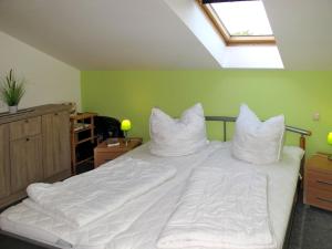 奥斯特西巴德钦诺维茨Apartment Zaunkönig by Interhome的一间卧室配有带白色床单和枕头的床。
