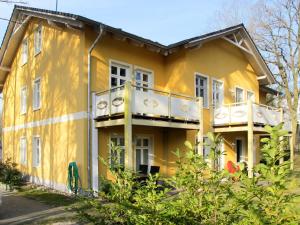 奥斯特西巴德钦诺维茨Apartment Lerche by Interhome的黄色房子,设有两个阳台