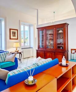 圣安吉洛Villa Falconieri Sorrento Suite的客厅配有蓝色的沙发和桌子