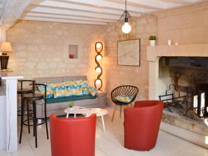 雷斯蒂涅Holiday Home Les Mailloches - REE100 by Interhome的带沙发和壁炉的客厅