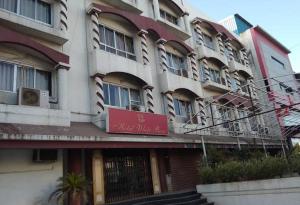 巴夫那加尔Wonderful View Hotel WR Bhavnagar的一面有红色标志的建筑物
