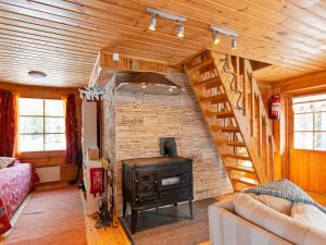 鲁卡卡尔帕托度假屋的小木屋设有楼梯和炉灶