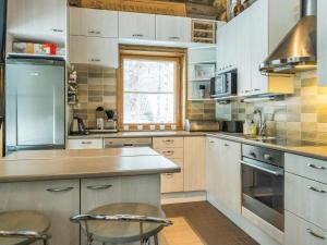 列维Holiday Home Kotkanpesä by Interhome的厨房配有白色橱柜和不锈钢用具