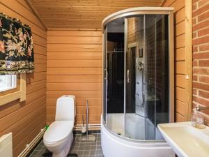 KelkalaHoliday Home Mäntymäki by Interhome的浴室配有卫生间、淋浴和盥洗盆。