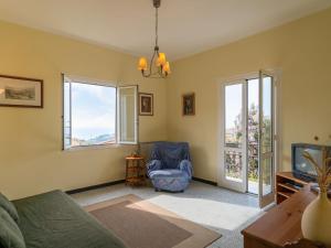 奇韦扎Holiday Home Ca' del Sole by Interhome的带沙发、椅子和窗户的客厅
