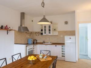 奇韦扎Holiday Home Ca' del Sole by Interhome的厨房配有木桌和白色冰箱。