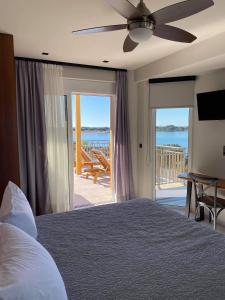 YialósHoumas Apartments的一间卧室配有一张床,享有海景