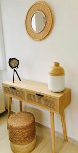 圣热尔韦莱班LE "PETIT GERVAIS" pour un instant parfait !的一张带镜子和凳子的木桌