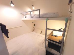 台北品格子旅店北车馆的小房间设有双层床和书桌