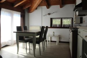 加尔达湖滨皇家住宅公寓式酒店 的厨房配有餐桌和椅子